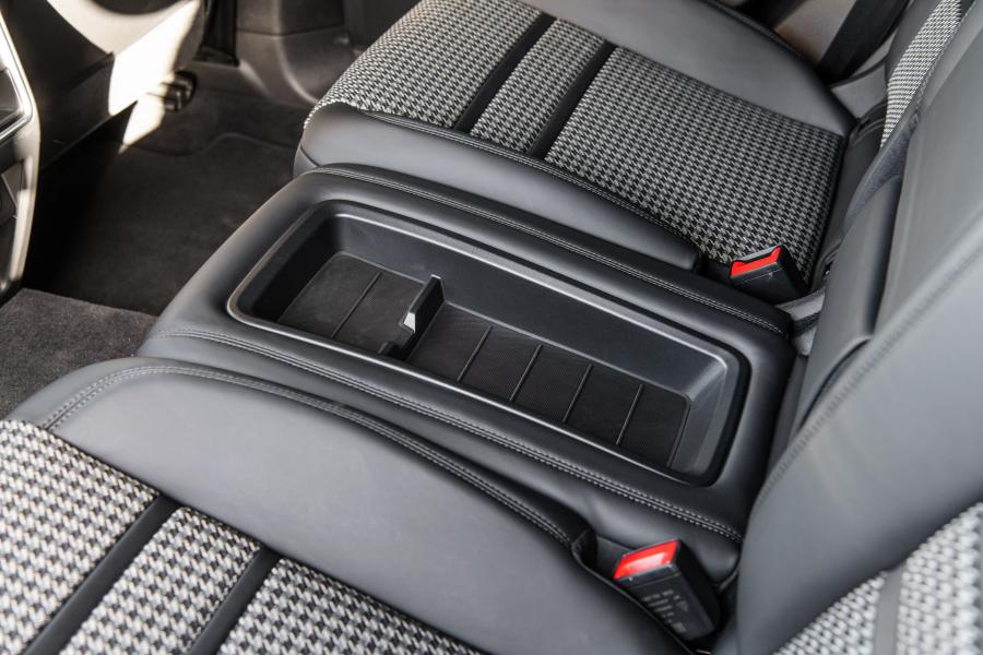 Детали интерьера Porsche Cayenne Turbo Coupe 2019 года  (NA) (фото 13 из 40)